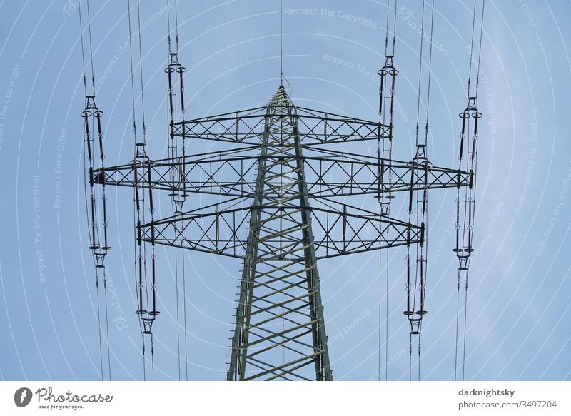 Elektrizität Transport über Mast und Freileitung Gitter Gittermast Fachwerk statisch Hochspannung 220kV Strommast Energiewende ruhiges blauer Himmel gutes