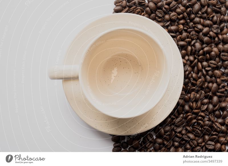 Leere weiße Kaffeetasse mit Kaffeebohnen und weißem Hintergrund dunkel Bohne Lebensmittel Samen braun Koffein trinken gebraten Getränk Espresso Bestandteil