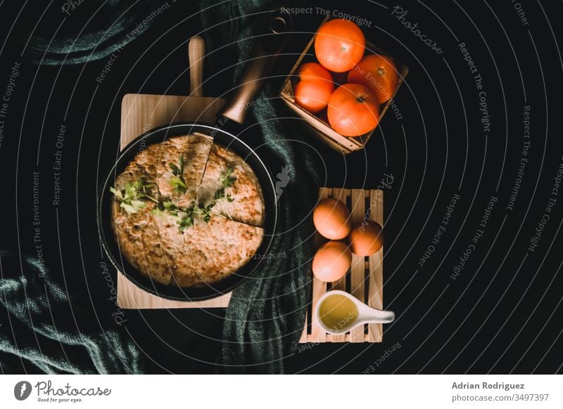 Nahaufnahme eines Omeletts in einem Bräter, frische Eier und Tomaten Frühstück Frühstücksmenü Lebensmittel-Blog Menü-Nutzung gesundes Frühstück Osterfrühstück
