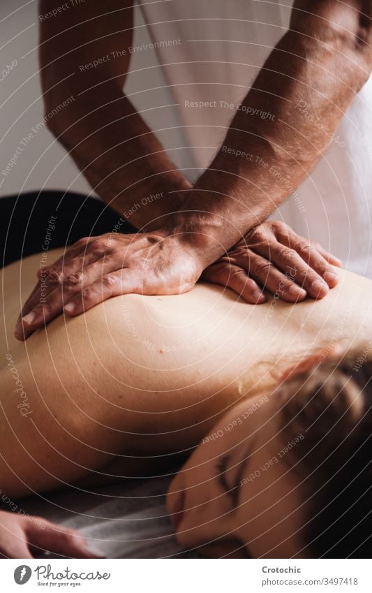 Reiki-Sitzung alternative Therapien. Energieübertragende Hände auf dem Rücken Aromatherapie Arthritis Wesen Körperpflege Knochen Chiropraktiker Klinik Kosmetik