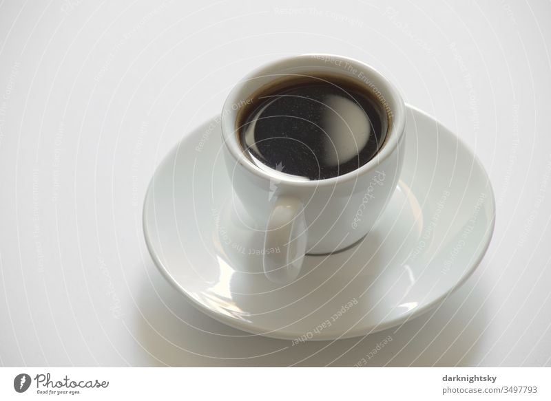 Schöne leckere heiße Tassen Kaffee oder Espresso Getränk Lebensmittel Kaffeepause Koffein trinken Porzellan Untertasse freigestellt weiß braun Stillleben food