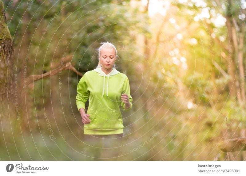 Hübsches junges Läufermädchen im Wald. laufen aktiv Sport Frau Mädchen Übung passen Person Lifestyle Erholung Erwachsener außerhalb Jogger Freizeit Fitness