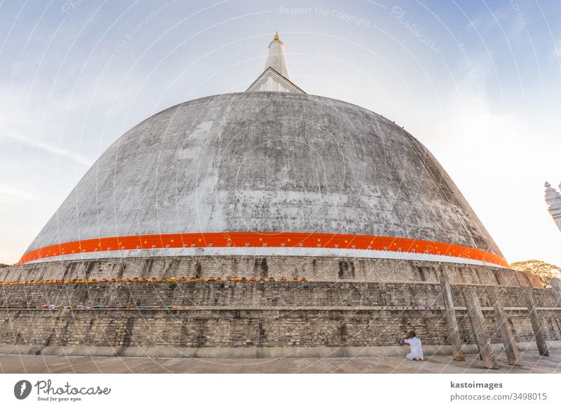 Einsame Buddhisten beten an der Stupa Ruwanwelisaya im historischen Park Anuradhapura in Sri Lanka. anuradhapura Anbetung weiß reisen traditionell Tempel Himmel