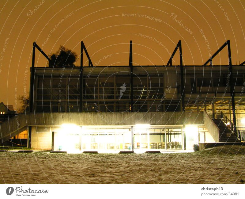 Mondstation Langzeitbelichtung Winter Nacht Architektur hbk Kassel Himmel Licht Schnee Surrealismus