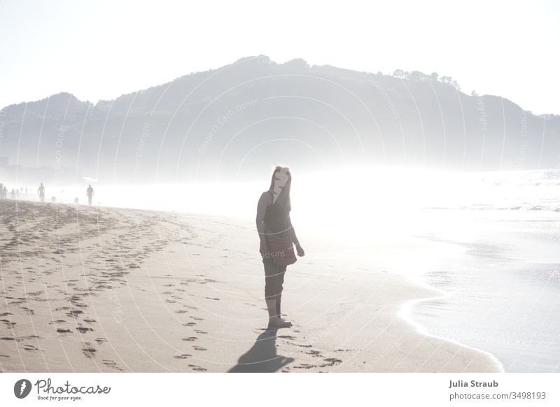 Frau Lauft Am Strand Spazieren Ein Lizenzfreies Stock Foto Von Photocase