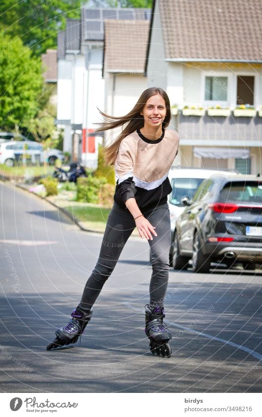 Schlanke junge Frau hat Freude am Inliner fahren Freizeit & Hobby Inline Skating Inline skates Junge Frau aktiv Bewegung frische Luft sportlich Sport