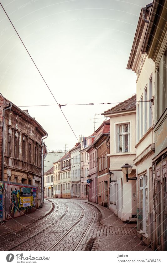 empty streets (22). Straße Licht Verkehr Gleise Wege & Pfade Verkehrswege Menschenleer Schienenverkehr Straßenbahn Außenaufnahme Fassade Gebäude Biegung Kurve