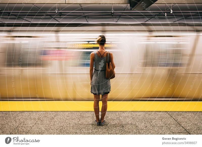 Junge Frau wartet in New York City auf U-Bahn-Zug Großstadt Weg Menschen sich[Akk] bewegen Transit Eisenbahn Station unterirdisch reisen Transport urban Mädchen