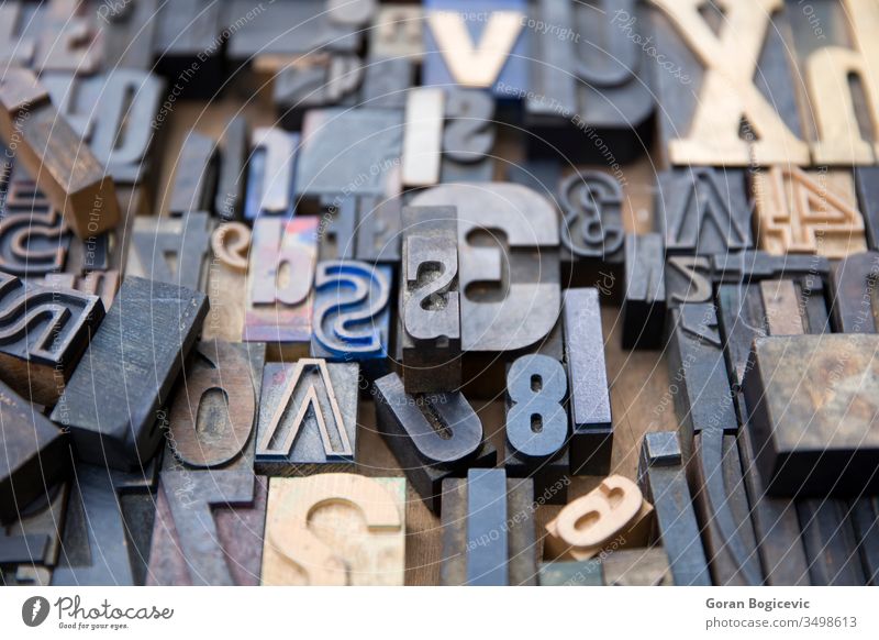 Alte Druckbuchstaben Metall Brief alt retro Typ Text kupfer altehrwürdig Alphabet metallisch schäbig Schriftsatz Typographie typografisch Grunge Design gealtert