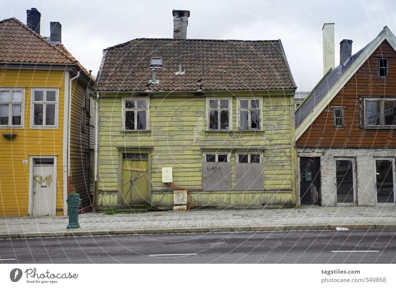 LEBKUCHENHAUS Lebkuchenhaus Haus alt Verfall Nostalgie Märchen Märchenhaus Ruine Bergen Norwegen schäbig verrucht Neigung Skandinavien einzigartig Architektur