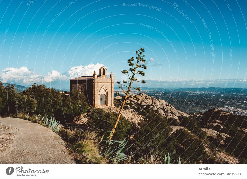 Kapelle auf einem Berg in Spanien Berghaus Kirche Berge u. Gebirge Gipfel Farbfoto Religion & Glaube Himmel Natur Landschaft Felsen Textfreiraum oben Hügel