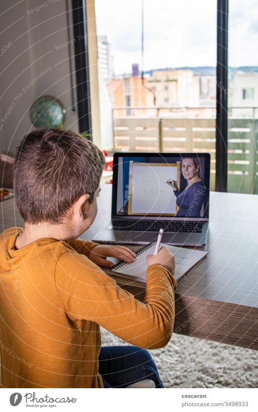 Kleiner Junge im virtuellen Unterricht. Schule zu Hause Anwendung Anruf Talkrunde Kind Kinder Klasse Klassen zugeklappt Trainer Mitteilung Computer Konzept