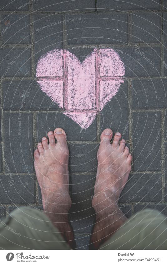 Mann mit Herz Füße Liebe Boden Verliebt Kreide Zeichnung Liebeskummer Liebeserklärung Liebesgruß herzlich Herzlichen Glückwunsch herzförmig gemalt rot