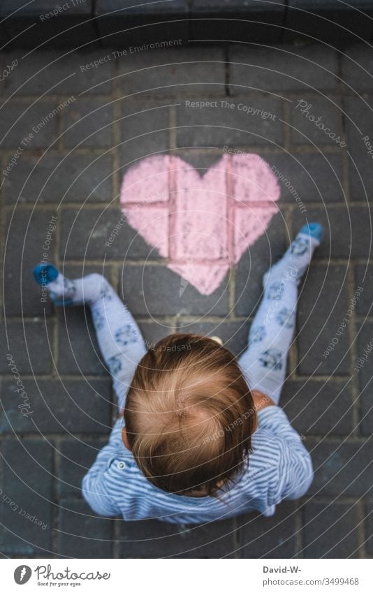 Kleinkind mit Herz Kind niedlich Junge Füße Liebe Denken beobachten Boden Kreide Zeichnung Liebesgruß herzlich Herzlichen Glückwunsch herzförmig gemalt rot