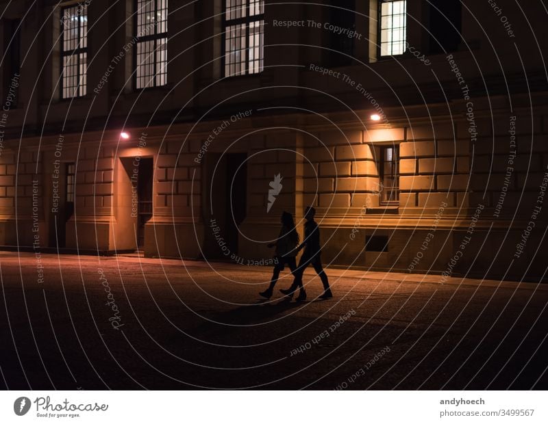 Ein Ehepaar geht nachts durch Berlin Erwachsener Architektur Gebäudeaußenseite Großstadt Paar dunkel Dunkelheit Europa Freunde Deutschland historisch Historie