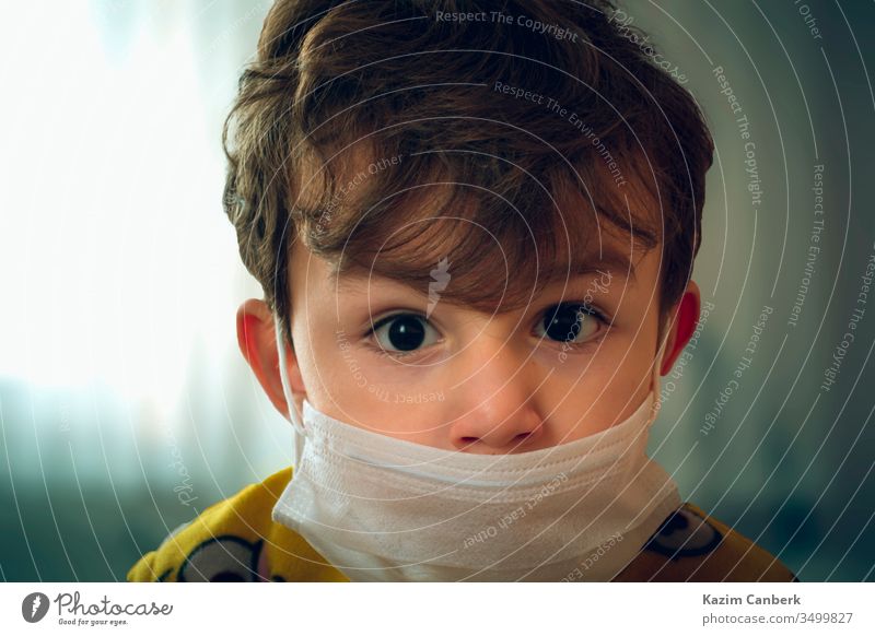 3 Jahre altes Baby mit chirurgischer Maske, das ängstlich in die Kamera schaut Kind Mundschutz Korona Virus Corona-Virus weltweit Pandemie Seuche Truthahn