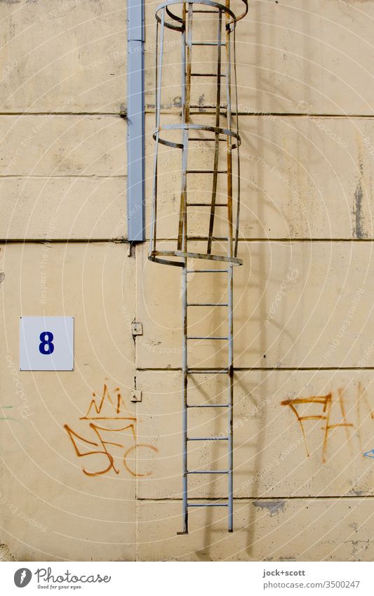 Nr. 8 neben Leiter mit Schattenspiel Architektur Wand Metall Wege & Pfade Silhouette Fassade Halle Industriefotografie Außenwand Acht Nummernschild Tags
