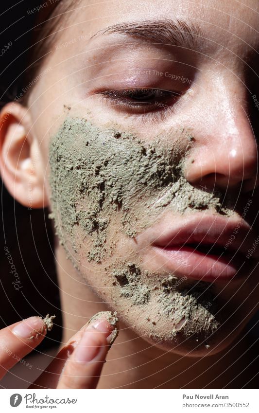 Organische kosmetische Maske (Peeling) mit natürlichen Extrakten im Gesicht der Frau. Kosmetologie , Schönheit und Spa tot Mundschutz MEER grün Schlamm Erdöl
