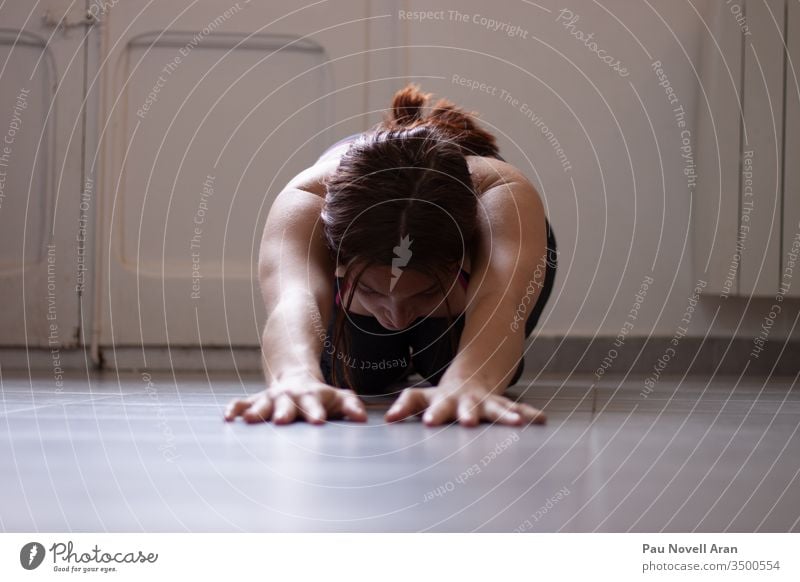 Frau macht Kinderposen im Yoga-Unterricht zu Hause Pose heimwärts Körperhaltung leicht Atmung Menschen sich[Akk] entspannen Übung Hobby Dame Mädchen Raum