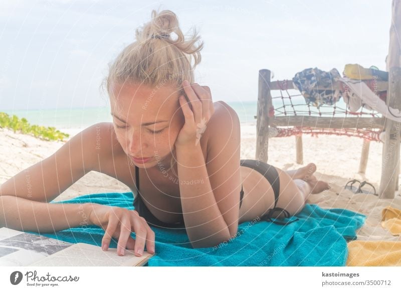 Hübsches Mädchen liegt am Strand im Badeanzug und liest ein Buch Sand MEER Sommer Bikini Handtuch Urlaub Frau schön sexy Sonnenbad Bräune reisen Kaukasier