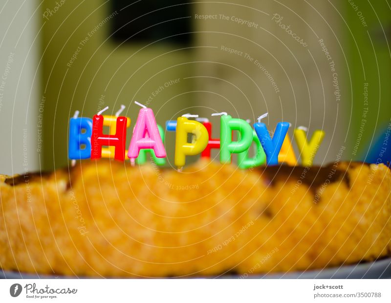 Geburtstag mit Kuchen und Happy Birthday Geburtstagskuchen Feste & Feiern Buchstaben Wort Englisch Typographie Kerzen Buchstabenkerzen mehrfarbig Zimmer Tür