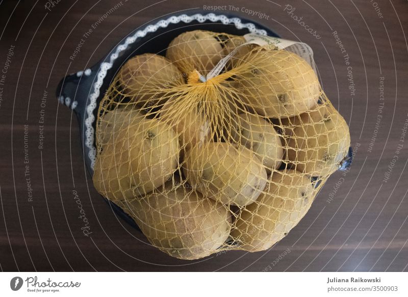 Ein Sack Kartoffeln im Plastiknetz plastiknetz Ernährung Lebensmittel Gemüse Farbfoto Vegetarische Ernährung Bioprodukte Diät Innenaufnahme Gesunde Ernährung