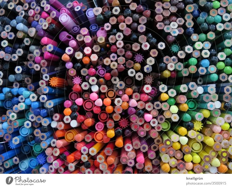 Über 300 Buntstifte und ein paar Filzstifte von oben fotografiert Schreibwaren malen Schreibgerät Hobby Schreibstift zeichnen Farbstift Freizeit & Hobby