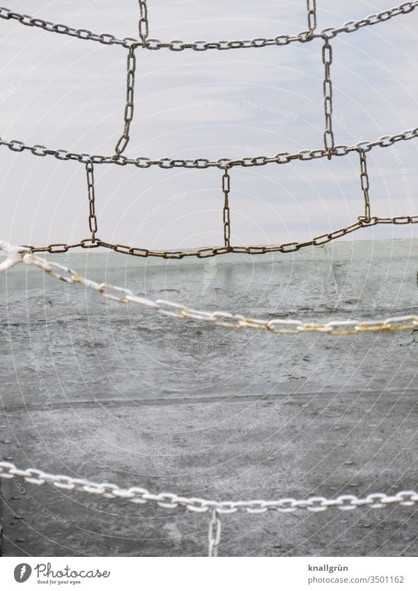 Einstieg auf einem Schiff, durch verbundene Ketten abgesperrt Absperrung Schifffahrt Sicherheit Kettenglieder Schiffsplanken Wasser silberfarben grau Metall