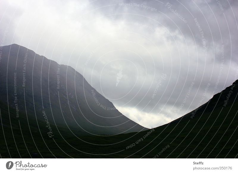 Geheimnis unheimlich unheimliche Ruhe Hügel nordisch nordische Romantik verwunschen Schottland Nebel Felsen dunkel grau träumen Einsamkeit Nebelstimmung düster