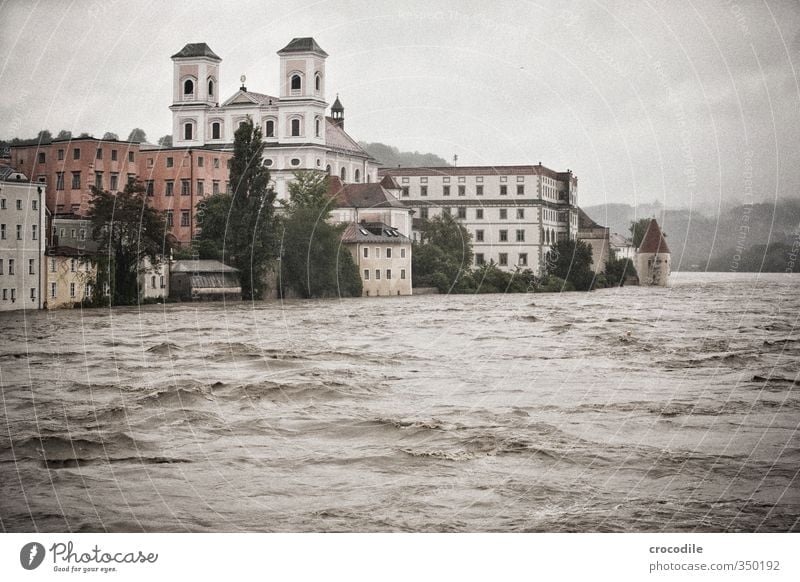 Passau Hochwasser 2013 -4 Umwelt Natur Urelemente Wasser schlechtes Wetter Unwetter Regen Fluss Donau Haus Einfamilienhaus Entsetzen Verzweiflung Respekt