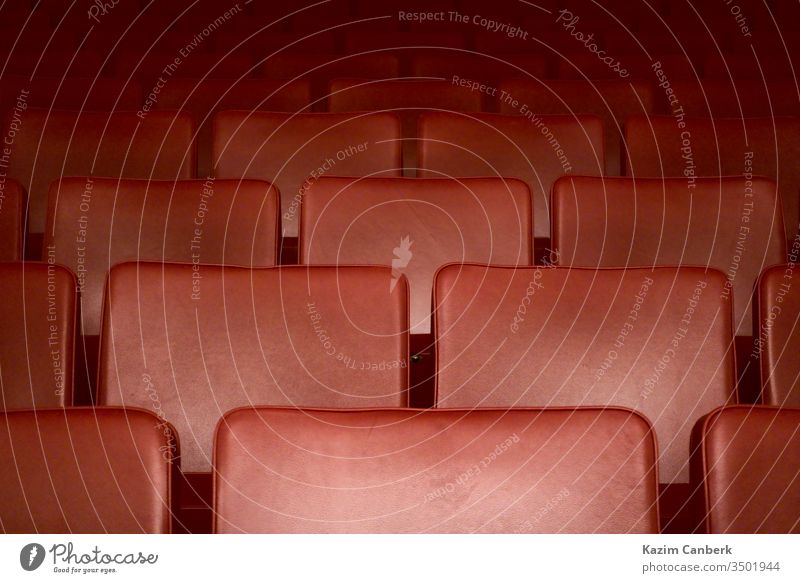 Leere rote Sitze eines Theaters nach der Ausgangssperre wegen Coronavirus Kunst Oper Kino zugeklappt leer Quarantäne Korona Virus Corona-Virus weltweit Pandemie