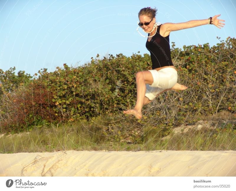 Sprung Ferien & Urlaub & Reisen Strand Sträucher Palme Frau springen hüpfen Sand Kuba Insel woman