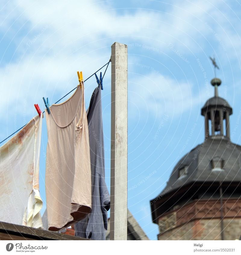 Waschtag - Wäsche hängt zum Trocknen auf einer Wäscheleine, in der Nähe ein Kirchturm Klammern Sauberkeit trocknen Wäscheklammern Farbfoto Bekleidung aufhängen