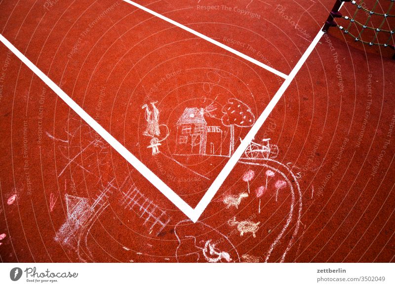 Kreidemalerei auf dem Bolzplatz illustration kinderbild kinderzeichnung kreide pflastermalerei spiel spielfeld spielfeldmarkierung spielplatz tartan linie