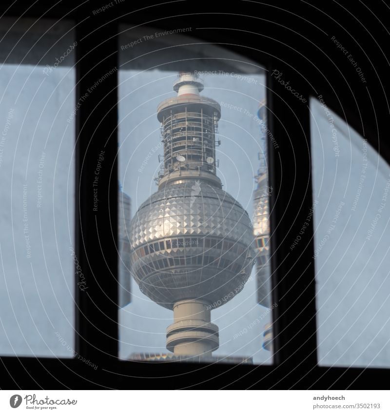 Der Berliner Fernsehturm hinter einem alten Fenster alexander Alexanderplatz Architektur Anziehungskraft Hintergrund blau Ausstrahlung Gebäude Kapital Großstadt