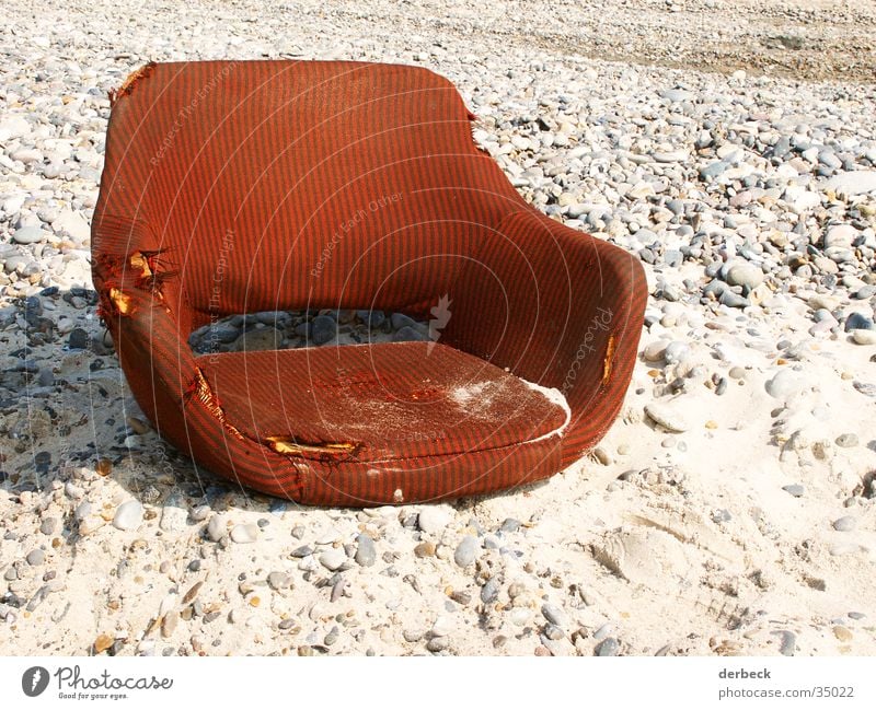 sessel Strand Sessel rot Stil Sandkorn kaputt alt braun Erholung retro Freizeit & Hobby Stuhl Stein Dänemark Wasser dreckig Sitzgelegenheit Sonne