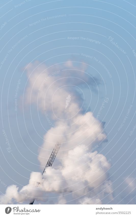 Ein einzelner Kranich in Rauch gehüllt an einem sonnigen Tag Air Architektur Hintergrund schön hinten blau übersichtlich Cloud Wolken wolkig Konstruktion