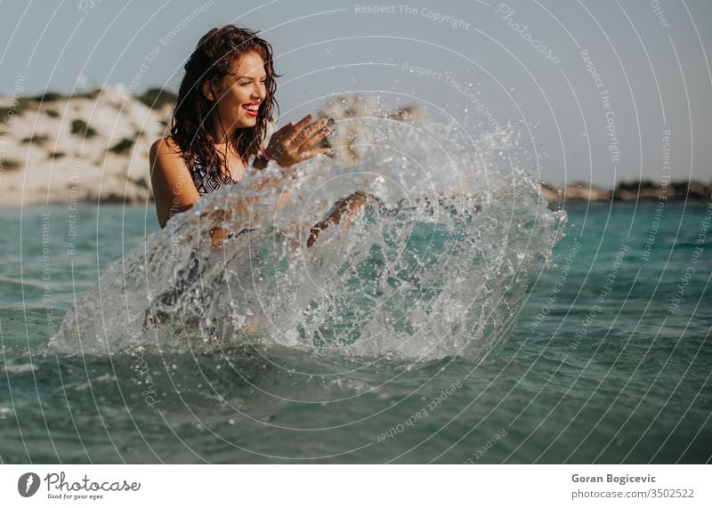 Junge Frau geht im Sommer im warmen Meerwasser spazieren schön Wasser Strand Schönheit Feiertag Urlaub reisen MEER jung Tourismus laufen Natur