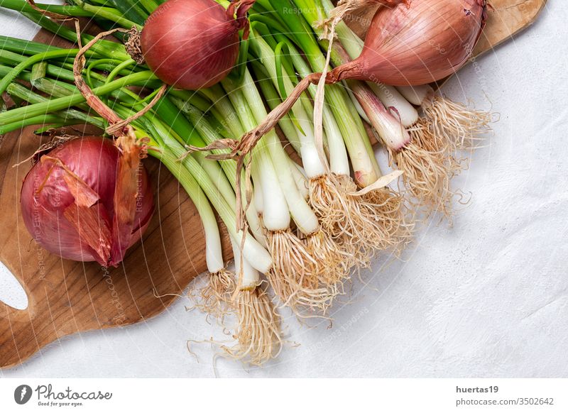 Frische rote und weiße Zwiebeln auf weißem Hintergrund Lebensmittel Gemüse Bestandteil natürlich gesunde Ernährung frisch Vegetarier Veganer organisch