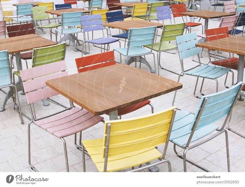 leere Tische und bunte Stühle im Straßencafé Café Restaurant Menschenleer Stuhl im Freien Wirtschaft Krise Terrasse niemand keine Menschen Möbel Tourismus