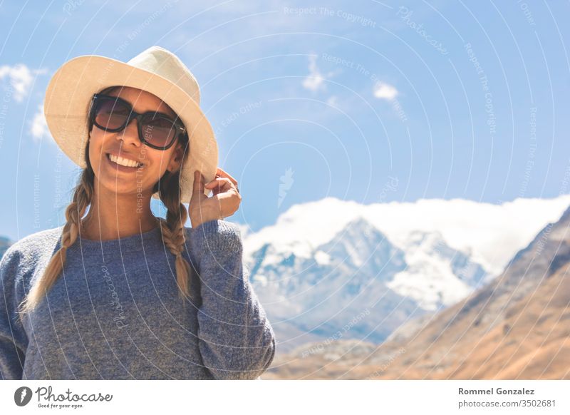 Schöne Frau genießt die gebirgige Landschaft der Callejon de Huaylas, Huraz. Peru. gelb Wellness Wildnis Tourismus Wanderung Erholung Inspiration Berge