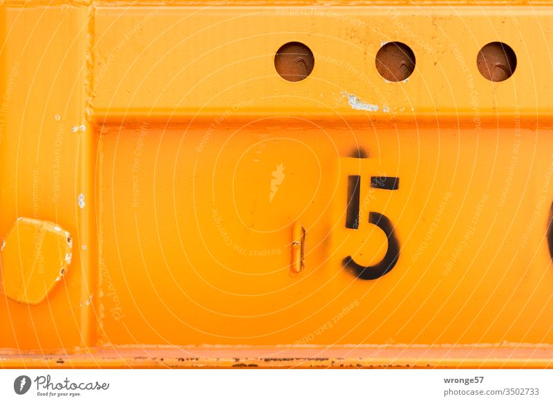 Nummer 5 - Ziffer auf der Wand eines orangen Containers Ziffern & Zahlen Farbfoto Menschenleer Außenaufnahme Schilder & Markierungen Detailaufnahme