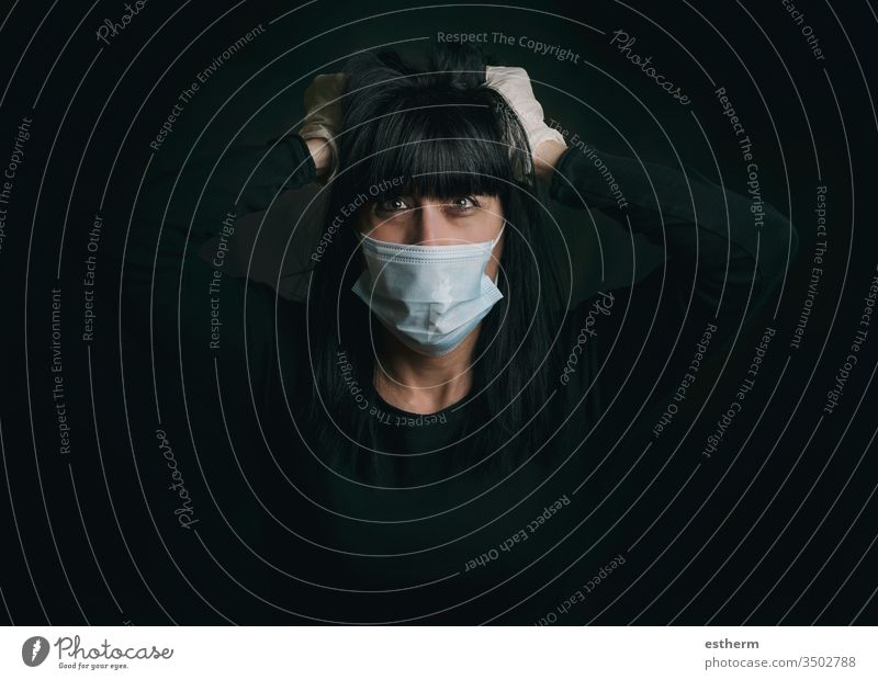 Coronavirus,junge Frau mit medizinischer Maske, die verzweifelt die Quarantäne fordert Junge Frau covid-19 Virus Seuche Pandemie zu Hause bleiben Mundschutz