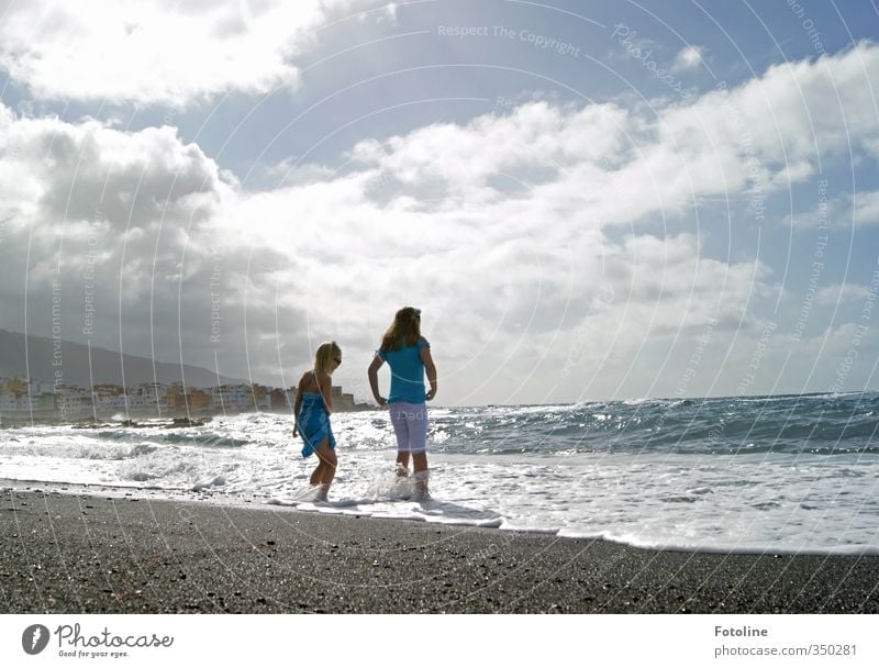 Wellen fangen Mensch feminin Kind Mädchen Geschwister Schwester Kindheit 2 Umwelt Natur Landschaft Himmel Wolken Sommer Schönes Wetter Wärme Küste Strand Meer