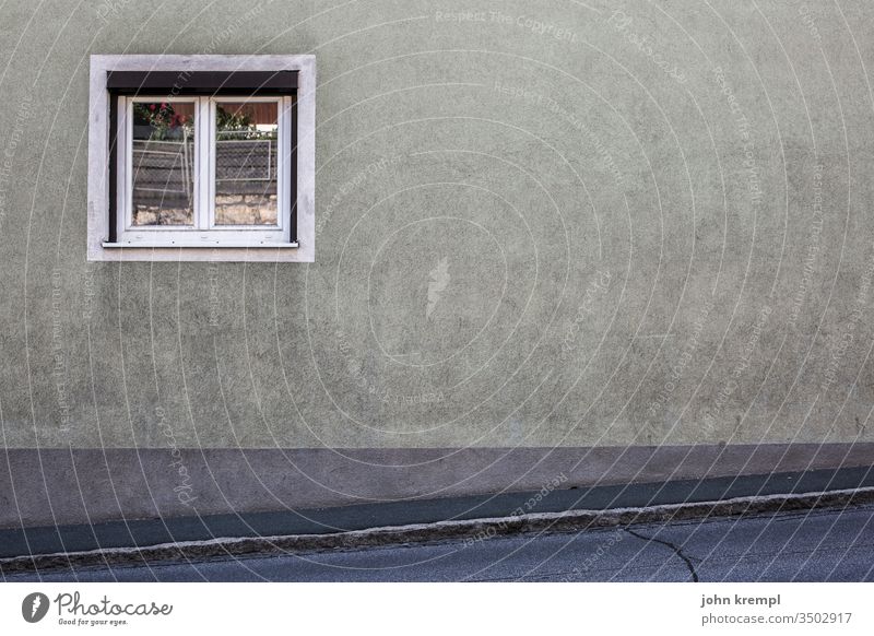 Besprühungswilligkeit Wand Fenster grau Dorf Gebäude Gedeckte Farben alt Fassade Menschenleer Außenaufnahme trist Vergänglichkeit Mauer Verfall schräg Straße