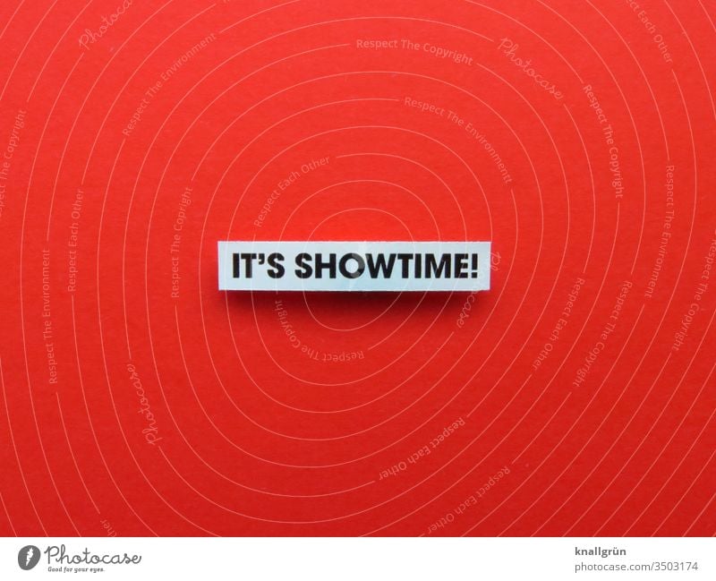 It‘s Showtime! Auftritt Entertainment Gefühle Buchstaben Wort Satz Typographie Text Letter Lateinisches Alphabet Sprache Schriftzeichen Kommunikation
