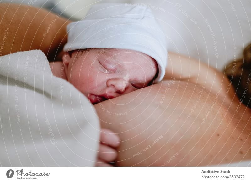 Mutter stillt ihren neugeborenen Sohn im Krankenhaus Baby Futter Pflege neonatal Bett Frau Brust Kind Gesundheitswesen Mutterschaft Liebe niedlich Angebot