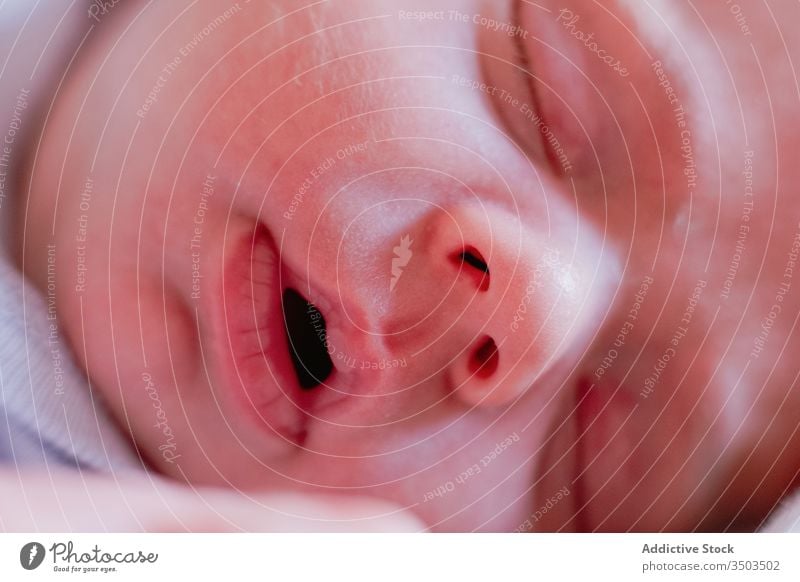 Ruhiges Gesicht eines kleinen entspannten Säuglings, der zu Hause in einem weichen Bett schläft neugeboren sich[Akk] entspannen Baby Mund ruhig Kind Lippe