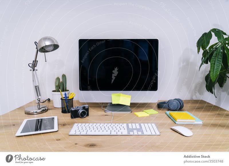 Modernes Heimbüro mit Computer Design modern heimwärts Arbeitsbereich Tisch Büro Schreibtisch Lampe Desktop Innenbereich Bildschirm Monitor Business