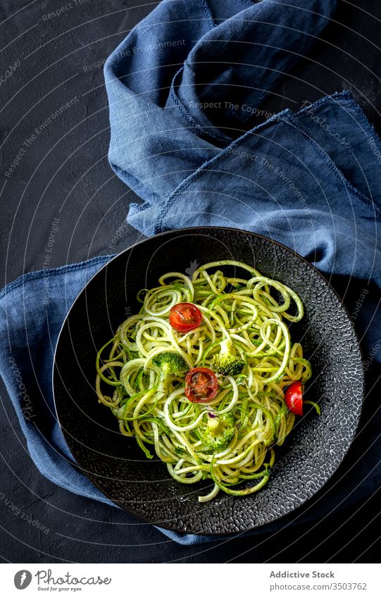 Hausgemachte Zucchini-Spaghetti mit Pestosauce, Brokkoli und Kirschtomaten Saucen Teller organisch Gesundheit grün Vegetarier roh Spirale Diät Ackerbau